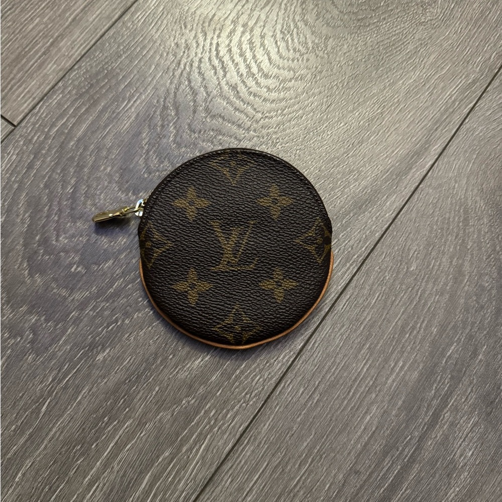 louis vuitton round coin purse